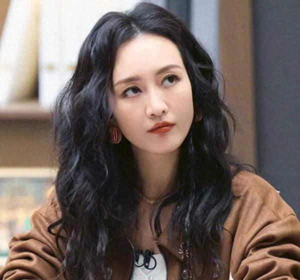 日赢配资 同样是“非婚生子”，把王鸥和张碧晨一起比，“差距”就出来了！