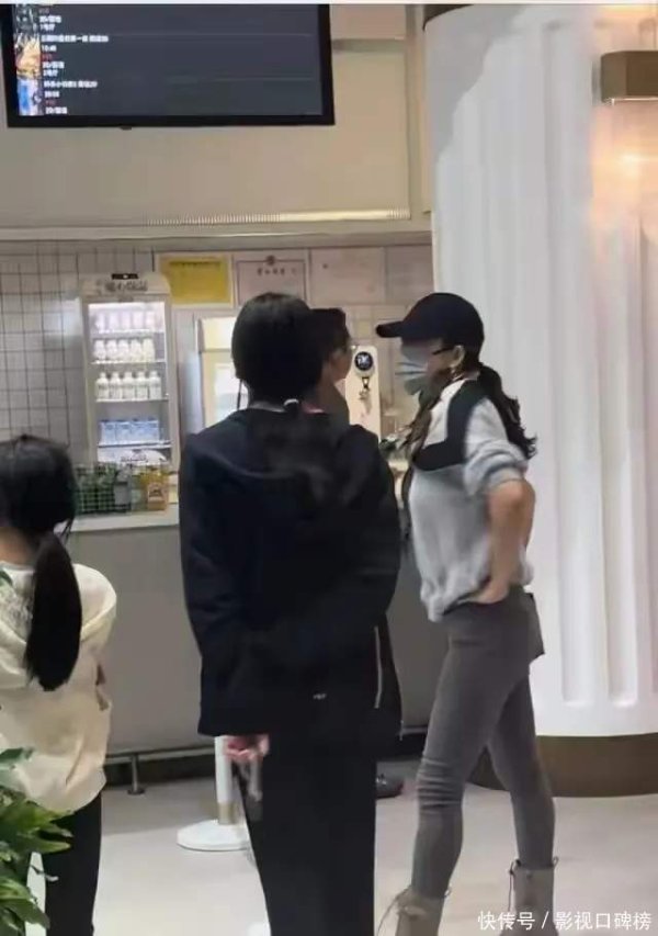 益上线 章子怡带女儿现身阿那亚，双手叉腰尽显豪迈，醒醒背影神似妈妈